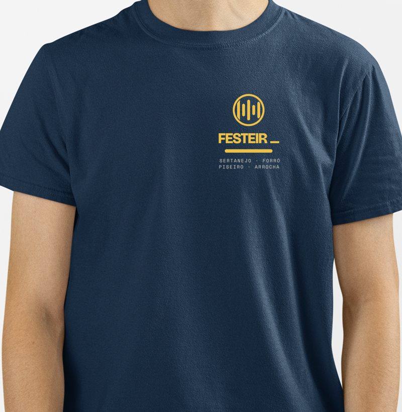 Camiseta azul-marinho com badge de tribo, coleção Quentes & Coletivos