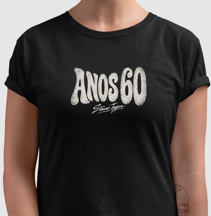 Camiseta preta com letreiro ANOS 60 em textura de carvão