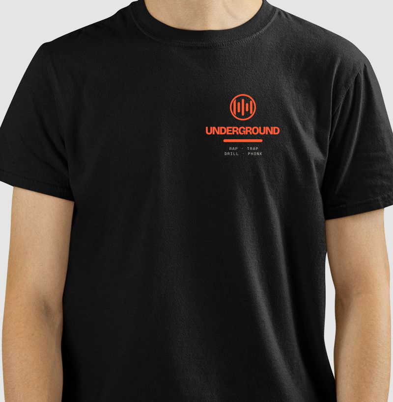 Camiseta preta com badge de tribo, coleção Crus & Elétricos