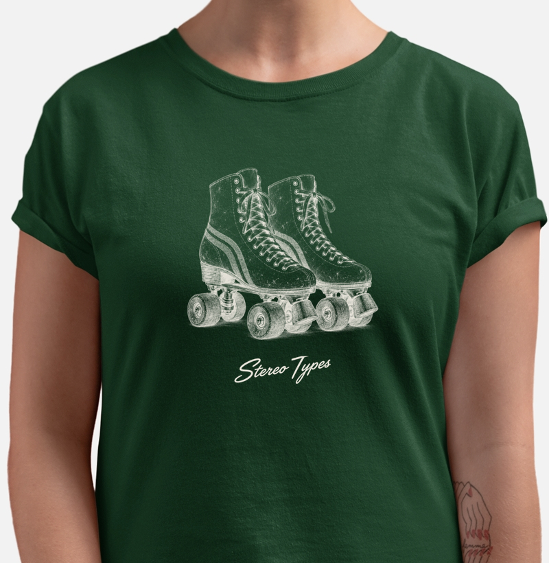Camiseta verde com patins de quatro rodas