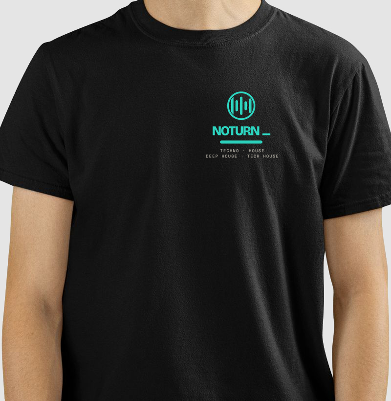 Camiseta preta com a estampa NOTURN_ em teal, coleção Noturnos & Conectados