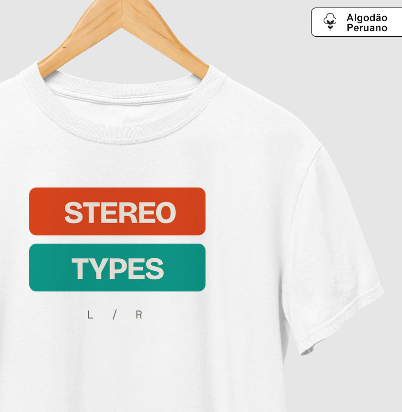 Camiseta branca com STEREO e TYPES em blocos coral e teal