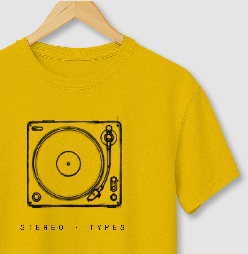 Camiseta amarela com toca-discos ilustrado